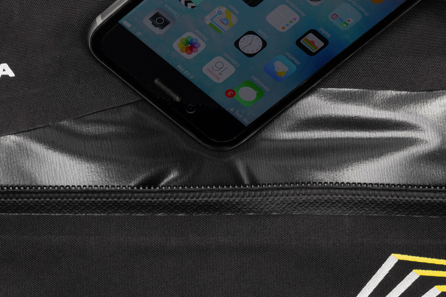 Runkolaukku APIDURA RACING FRAME PACK 2.4 L Musta