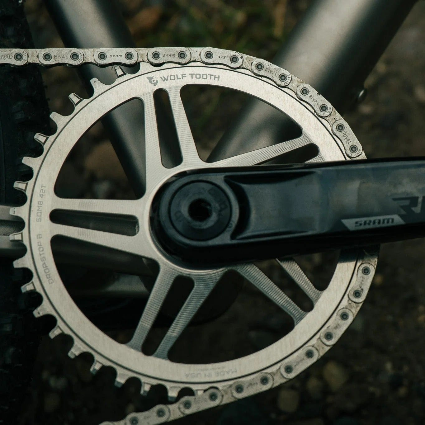WOLF TOOTH GRAVEL Direct Mount SRAM 8 reikäinen Raw Silver Mono-ketjupyörä suoraan asennettuna