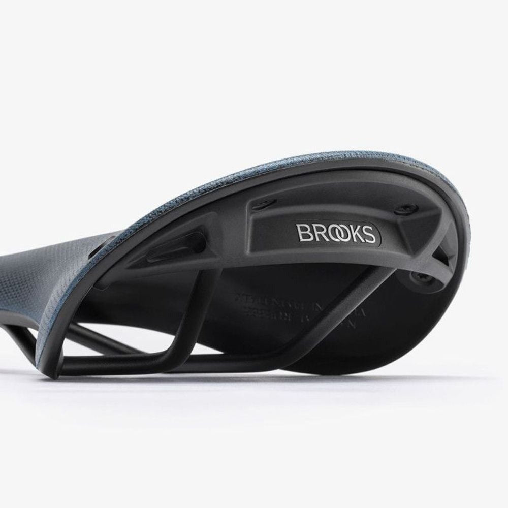 Satula BROOKS CAMBIUM C17 CARVED Sininen