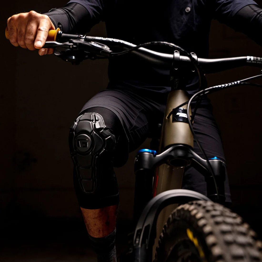 G-FORM PRO-X3 polvisuojat musta matta