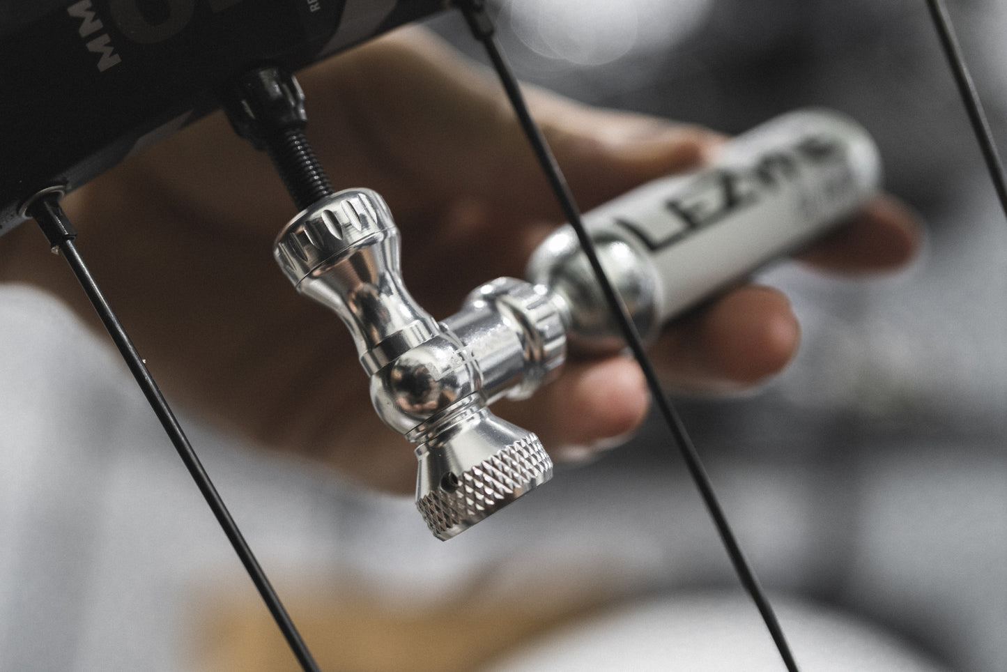 LEZYNE CONTROL DRIVE CO2-iskulaite + 16 g:n kierteinen CO2-patruuna (1 kpl) hopea