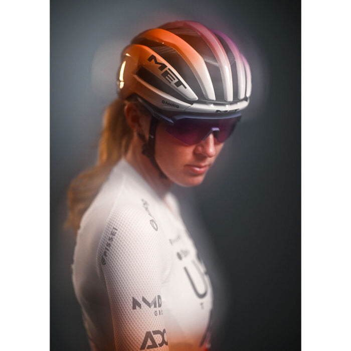 MET TRENTA 3K CARBON UAE TEAM ADQ 2026 Violetti/oranssi kypärä