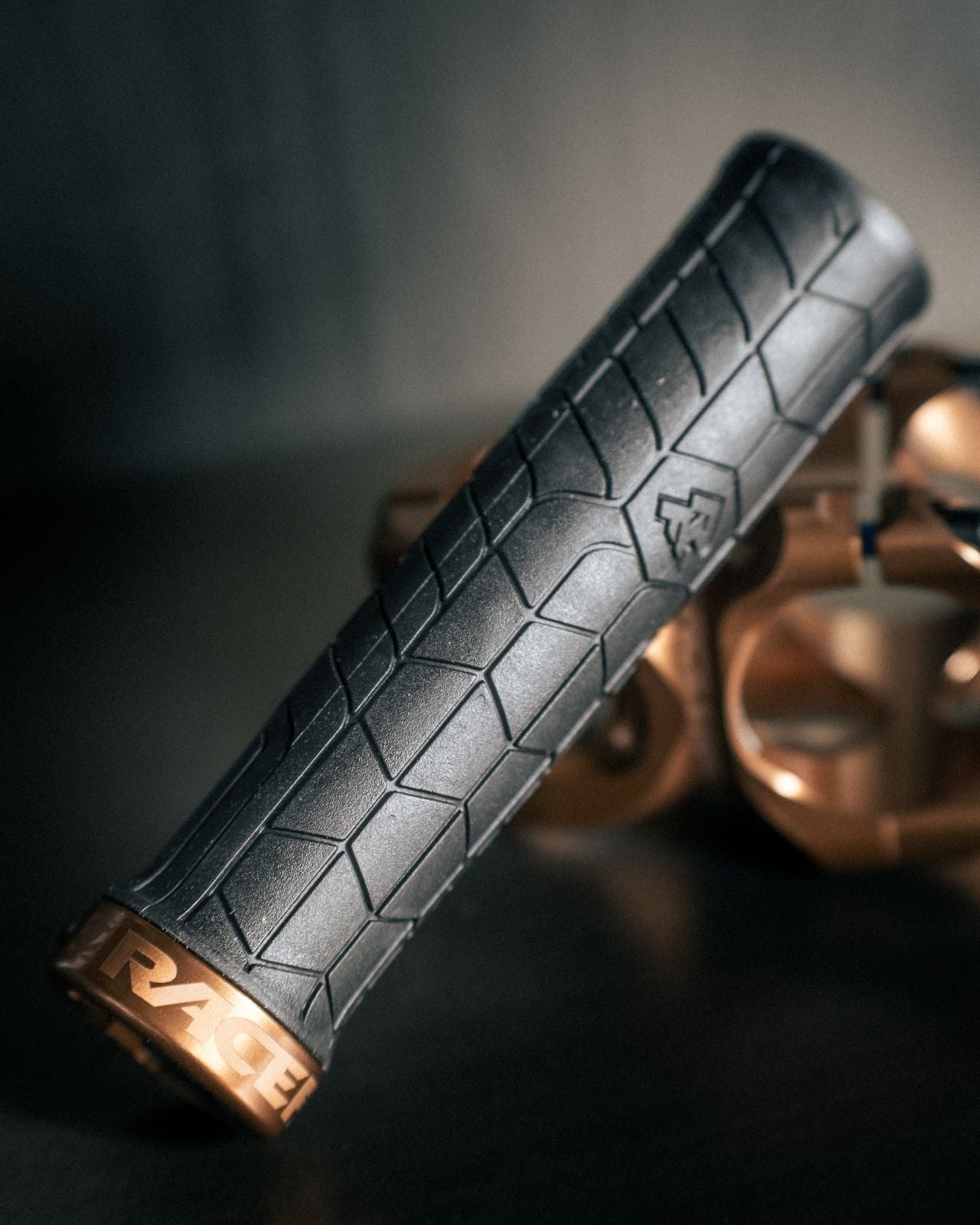 RACE FACE GETTA Lock-On kahvat 135mm musta/kultainen