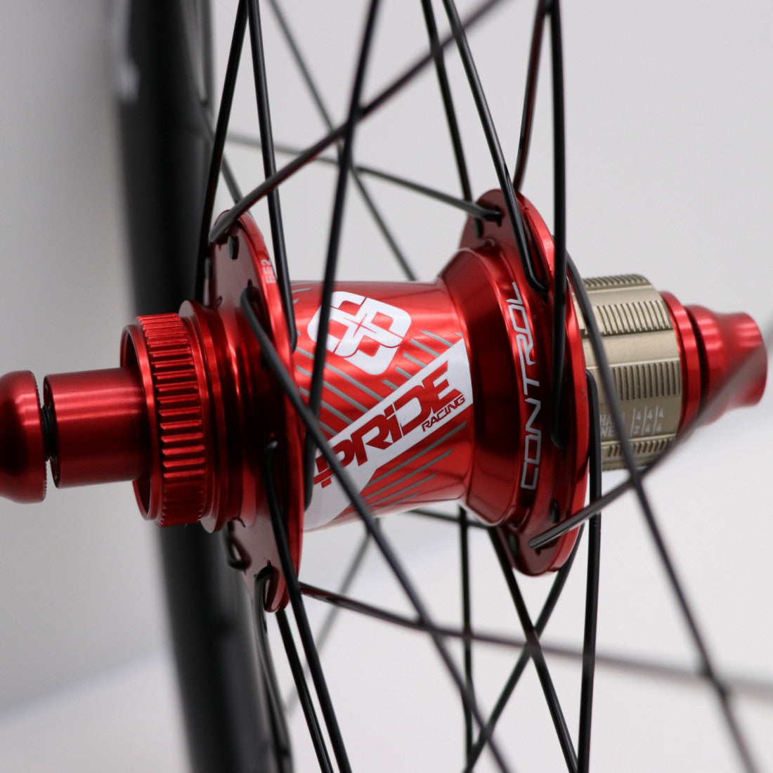 PRIDE 20" (451mm) Hiilikuitu Gravity Matt Disc Pride Control V1 10/10mm Akselit Punainen Pyöräpari