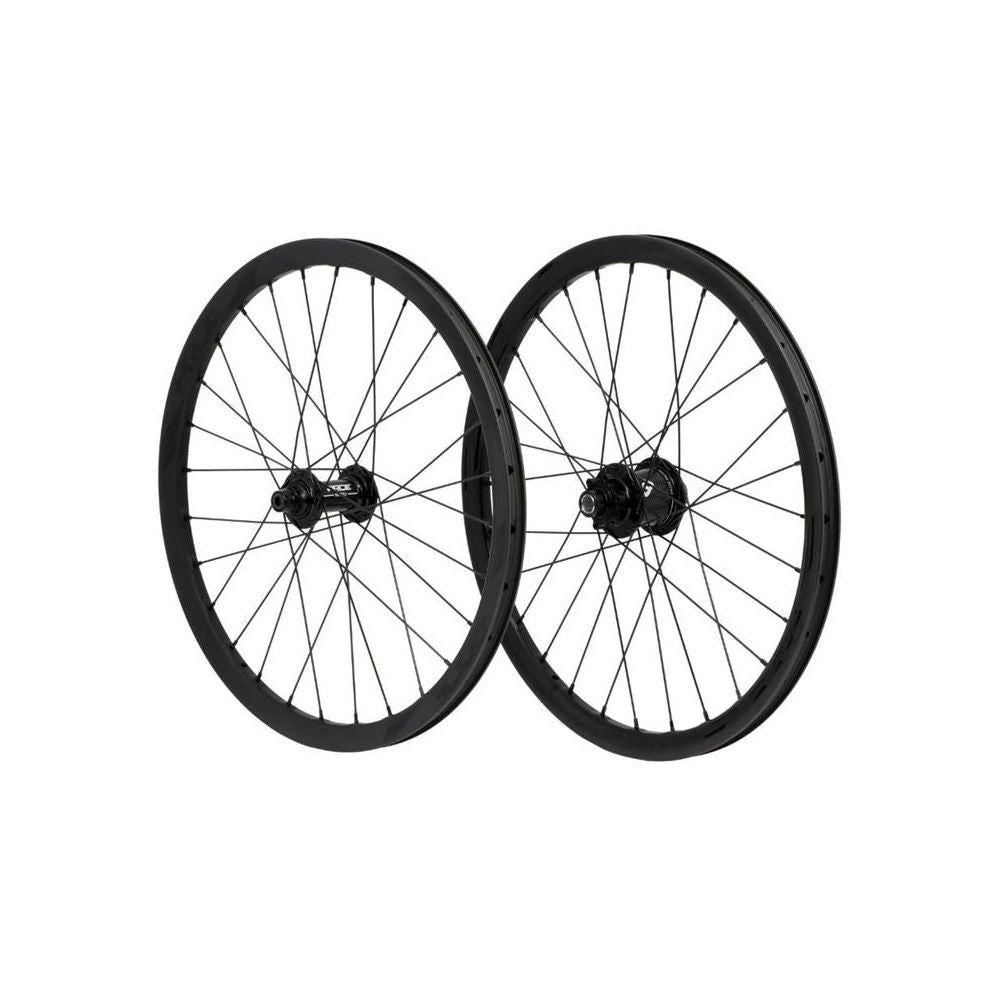PRIDE 20" (451mm) Carbone Wave Matt Black Disc Matrix Axes 10/15mm -pyöräpari Musta
