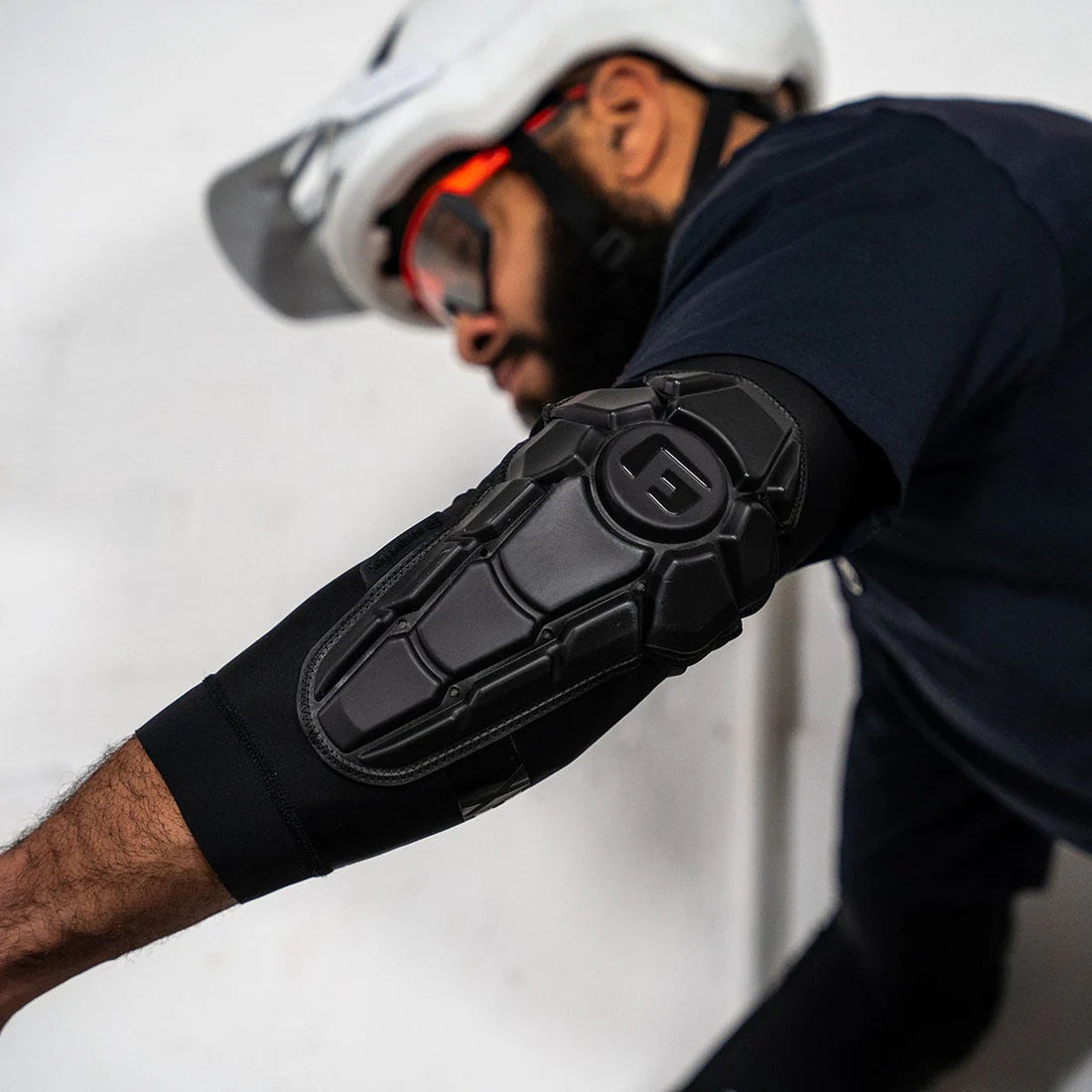 G-FORM PRO-X3 kyynärpäätyynyt Matt Black