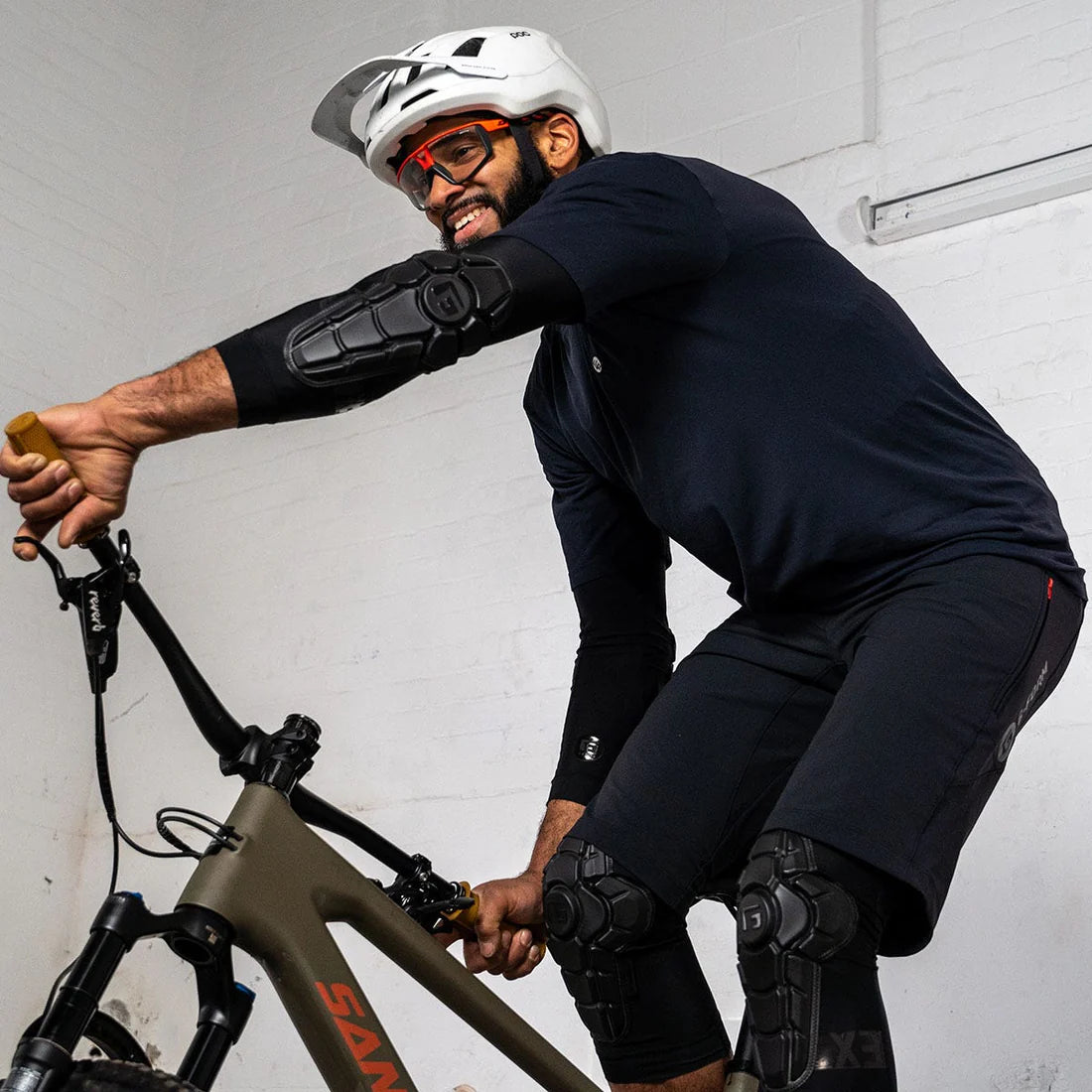 G-FORM PRO-X3 kyynärpäätyynyt Matt Black