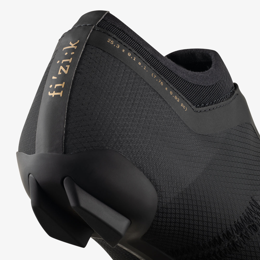 FIZIK VENTO VEGA CARBON -maantiepyöräilykengät, musta